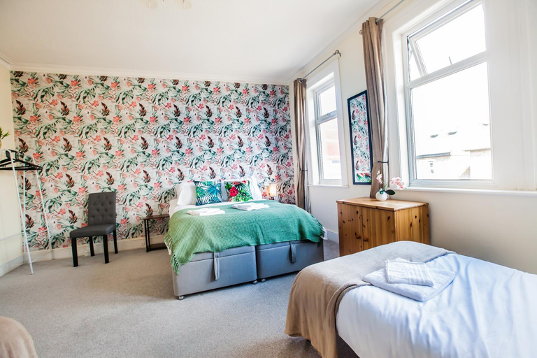 Others 2, Comfy Kingston central Garden House & Free Parking, London