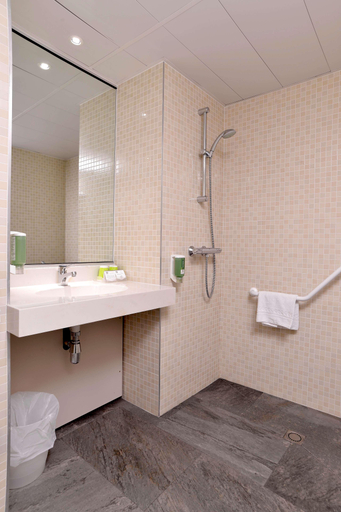 Bathroom 5, Best Western Saint-Etienne Porte du Forez, Loire