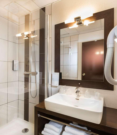Bathroom 4, Campanile Reims Centre - Cathedrale, Marne