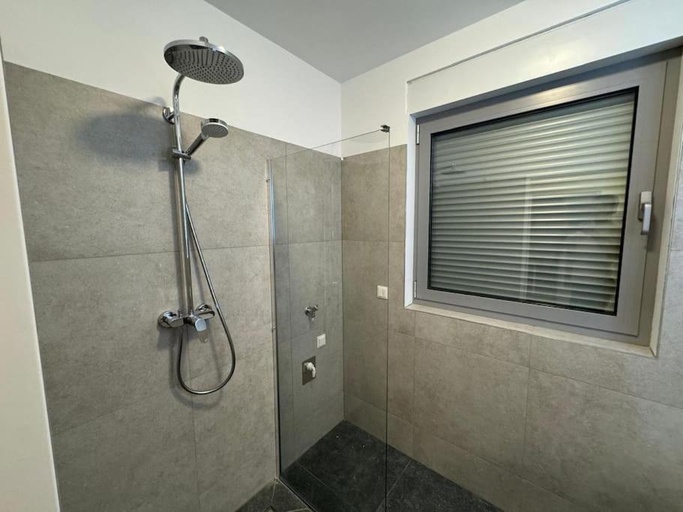 Shower 3, Rooftop Apartment with Balcony & Free Parking, Wien