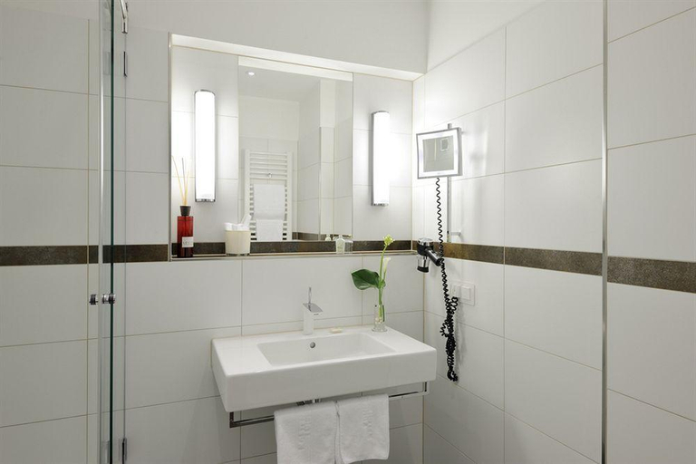 Bathroom 5, Kastens Hotel Luisenhof, Region Hannover