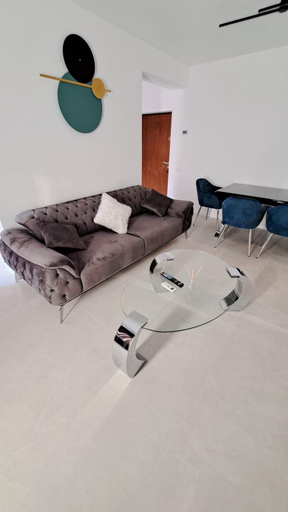 Others 5, Luxury Ambiance, Voluntari