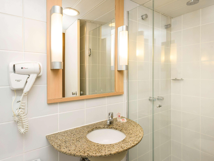 Bathroom 5, ibis Fortaleza Praia de Iracema, Fortaleza