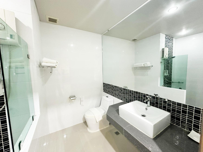 Bathroom 4, Akelada Hotel, Nang Rong