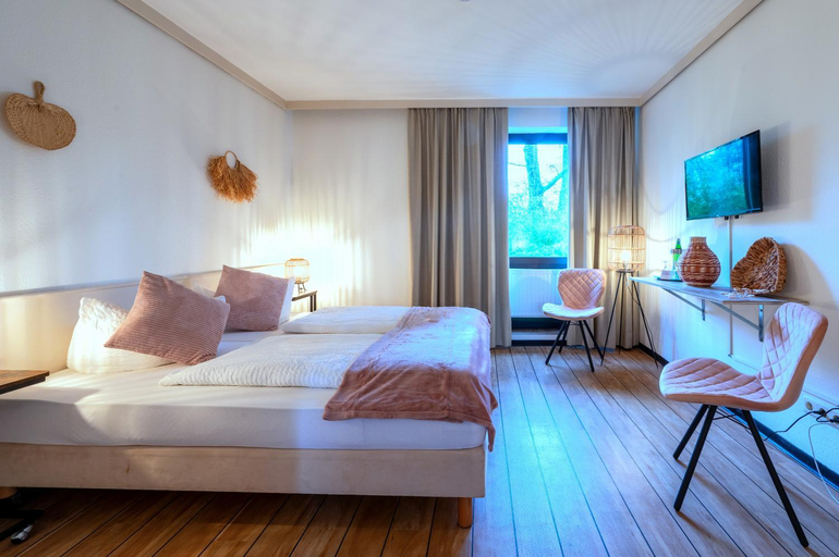 Bedroom 4, Hotel Waldkur, Leer