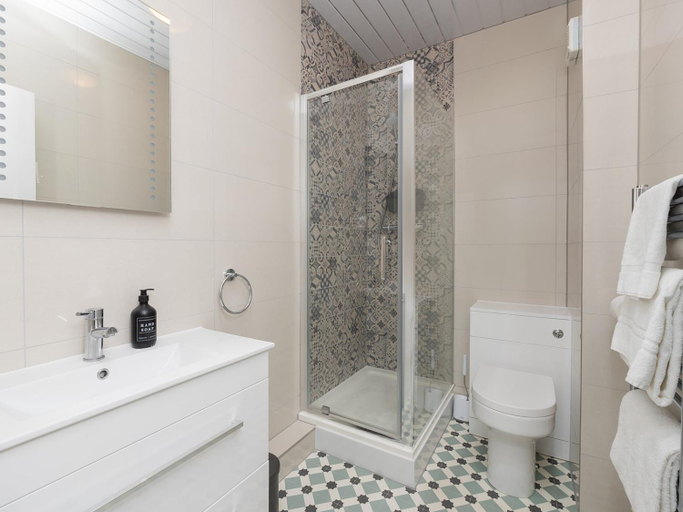 Others 3, Bright modern one bed apartment - Bath city centre - Pass the Keys, Bath and North East Somerset