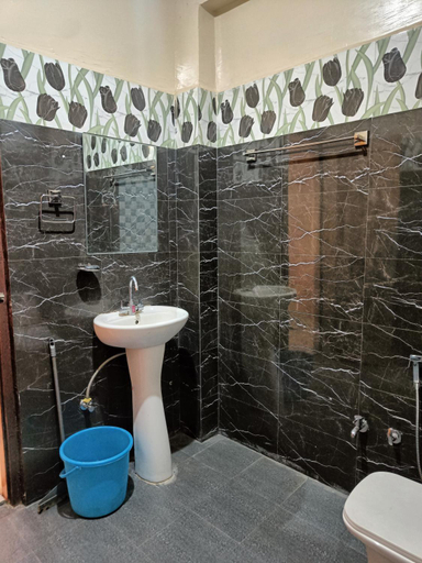Bathroom 3, Majestic Mountain Bhaiji Guest House, Kullu