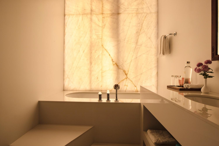 Bathroom 5, Zhiwa Ling Heritage Hotel , Tsento