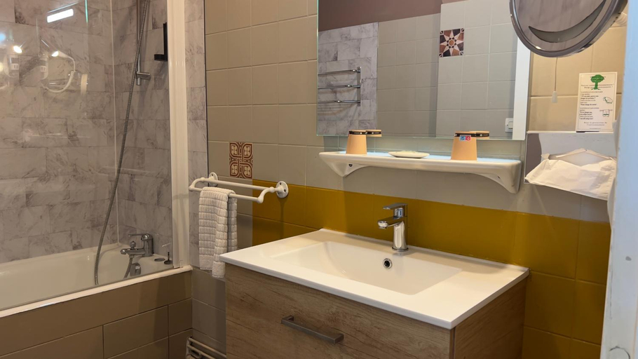 Bathroom 3, L'Hostellerie du Chateau de Bricquebec, Manche