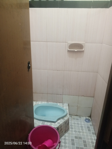 Bathroom, Kos Empat Belas, Surabaya