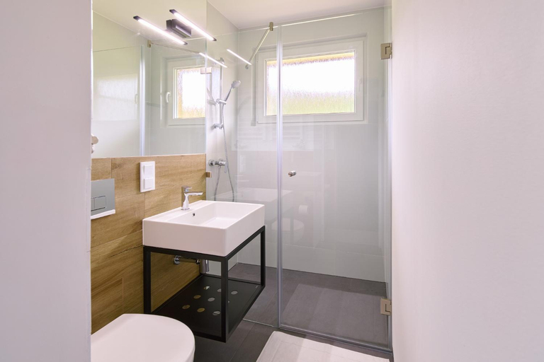 Bathroom 4, RABKA ZDROJ Cegielski - pokoje wyremontowane, Nowy Targ