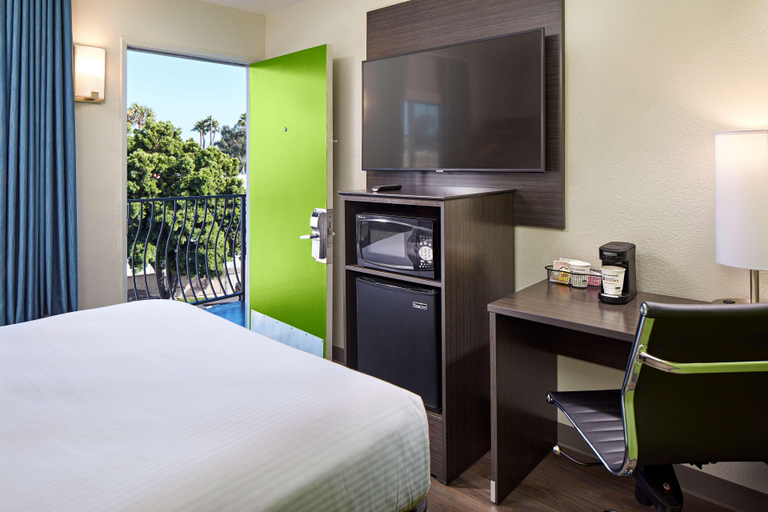 Bedroom 4, SureStay by Best Western San Diego Pacific Beach, San Diego