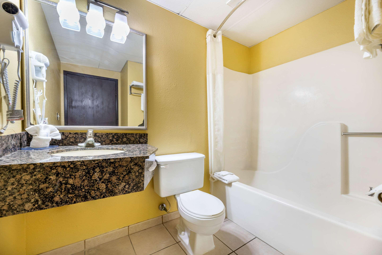 Bathroom, Rodeway Inn Hutchinson Area, Reno