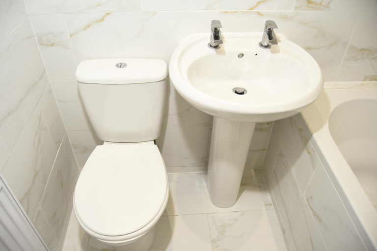 Bathroom 3, Ashton House by SA Stays, Tameside