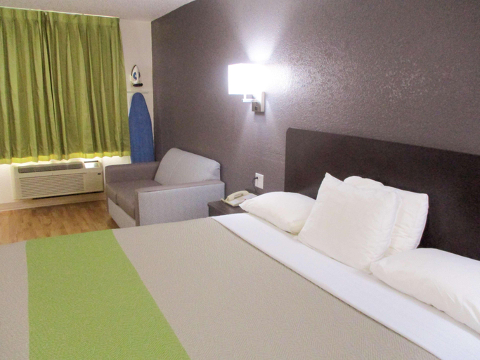 Bedroom 3, Studio 6-Luling LA, Saint Charles