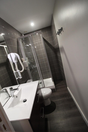 Bathroom 3, Hotel Casabianca, Allier