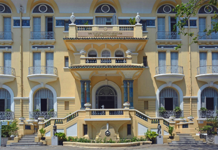 Exterior & Views