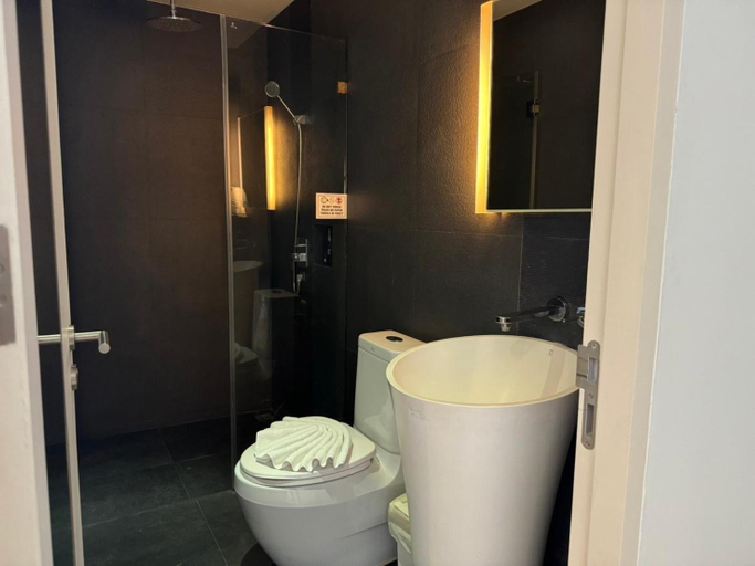 Bathroom 13