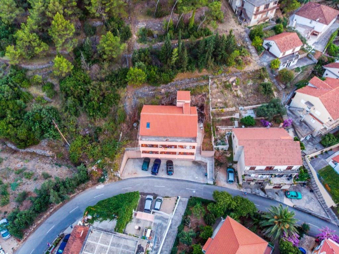Others 3, Apartment with balcony and 1 room, Jelsa