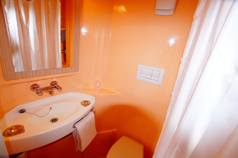 Bathroom 5, Premiere Classe Saumur, Maine-et-Loire