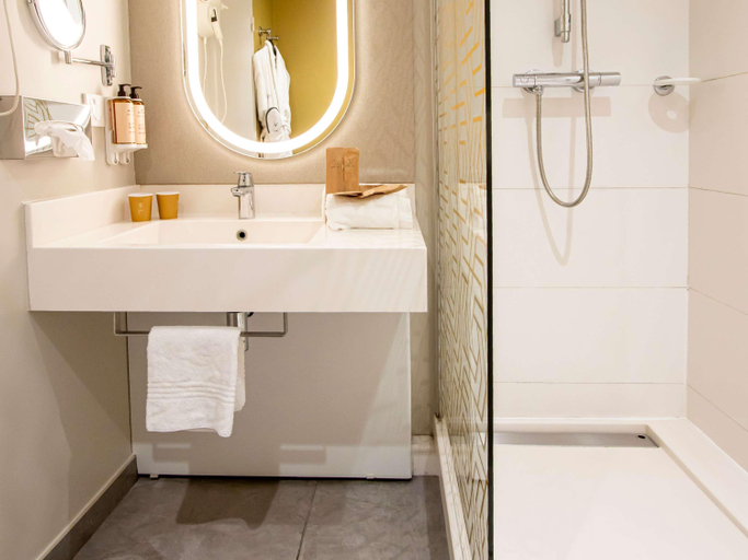 Bathroom 5, Mercure Honfleur, Calvados