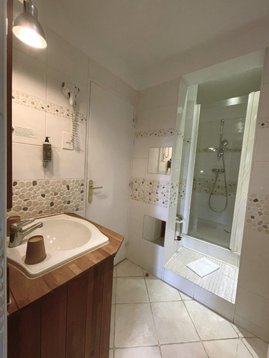 Bathroom 3, Hostellerie Du Lys, Oise