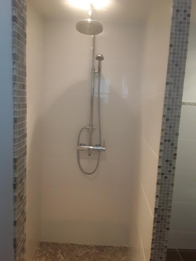 Shower, Chambre d'hote equipee avec terrasse verdoyante, Bouches-du-Rhône