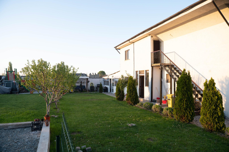Others 4, Casa Dumitrescu, Navodari
