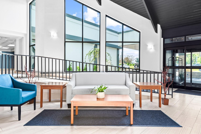 Public Area 2, HomeTowne Studios by Red Roof & Conference Center Cortland, Cortland
