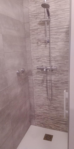 Bathroom 5, L'Isard, Hautes-Pyrénées