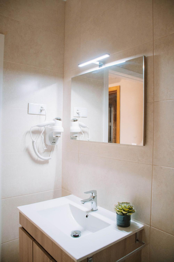 Bathroom 2, Just Like Home - Vilavelha Suites, Valença