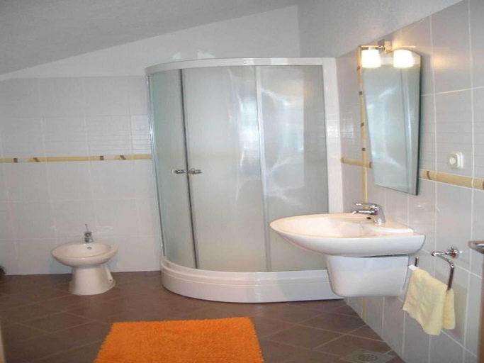 Bathroom, Apartment in Bol with balcony, Bol