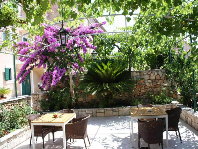 Others 5, Apartment in Bol with balcony, Bol