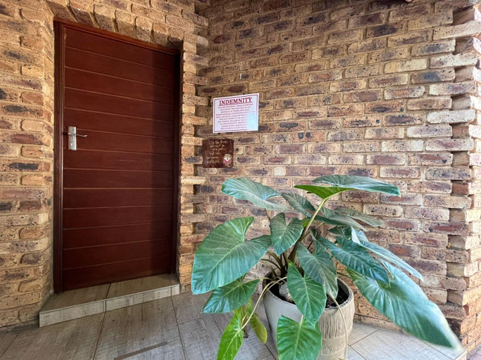 Entrance, Douwe Cottages, City of Tshwane
