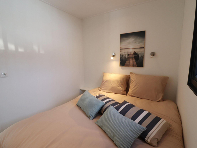 Bedroom 2, Houseboat in Lemmer with Harbor Views, Lemsterland