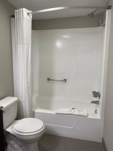 Bathroom 3, Cambridge Inn, Oklahoma