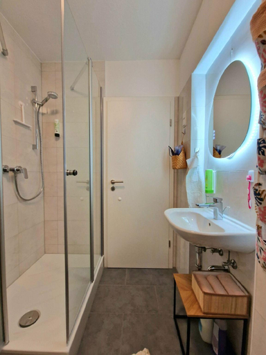 Bathroom 3, Light Jungle Suite | Seltersweg Netflix TV Jumanji, Gießen