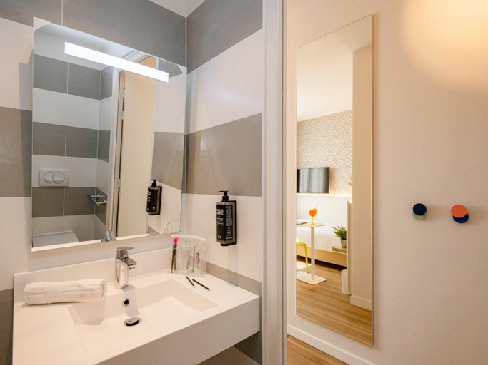 Bathroom 3, ibis Styles Nice Cap 3000 Airport, Alpes-Maritimes