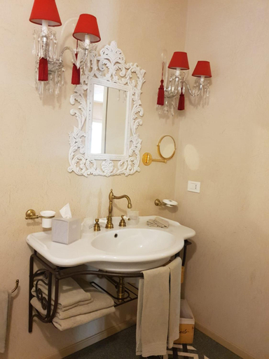 Bathroom 2, Palas Cerequio, Cuneo