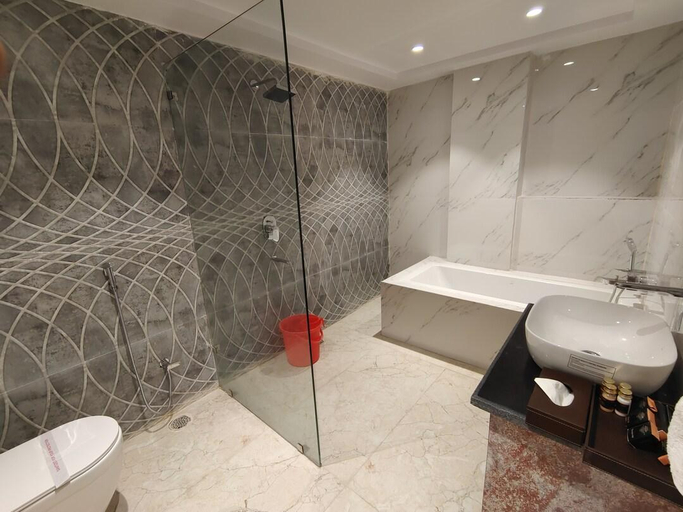 Bathroom, The Emerald Hotel & Siya Milan Banquets, Muzaffarpur