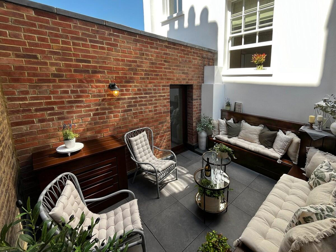 Others 3, 317 Grand Maisonette, London