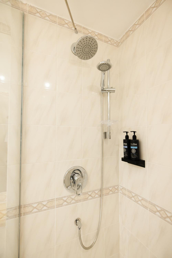 Bathroom 5, Grand Court, Jerusalem