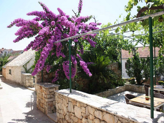 Others 3, Apartment in Bol with balcony, Bol