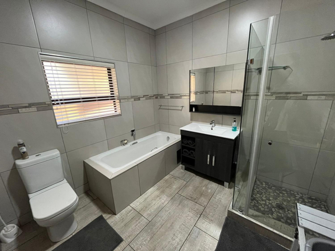 Shower, Douwe Cottages, City of Tshwane