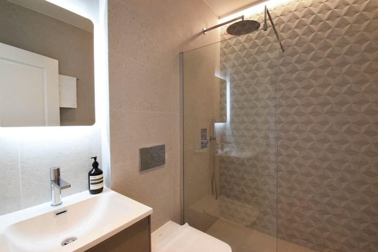 Bathroom 3, B Comfort Apartments, London