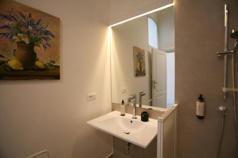 Bathroom 3, Il Carrubo, Napoli