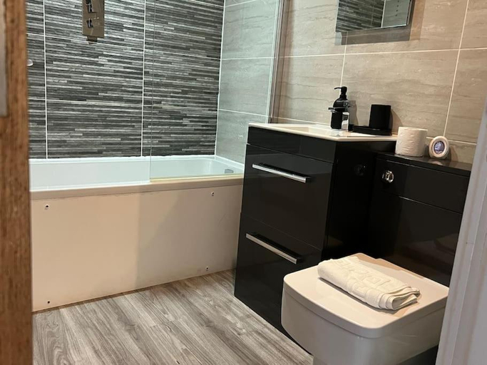 Bathroom 2, Mathew Street 1 bed apt sleeps 6, Sefton