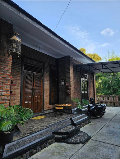 Exterior & Views 1, Kembaran Guest House, Bantul
