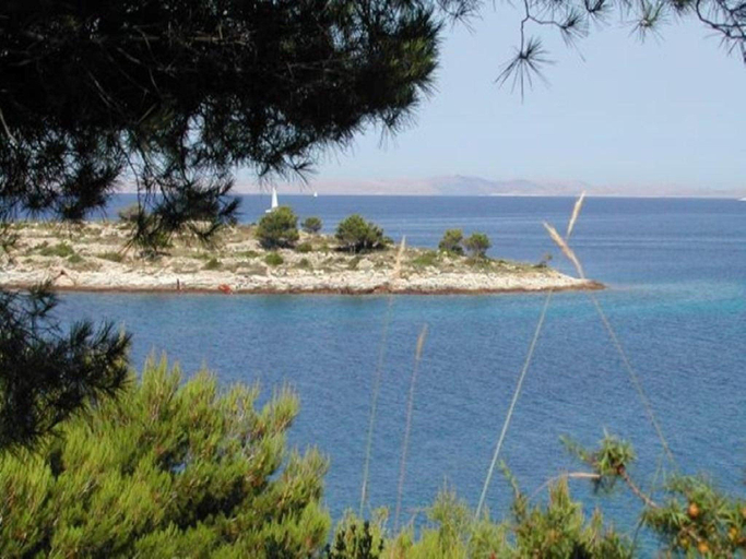 Others 4, Apartment with balcony and 1 room, Jelsa