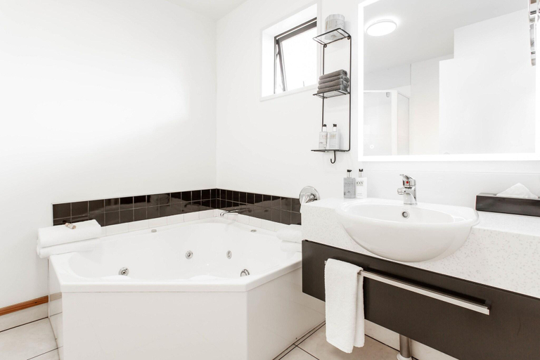 Bathroom 4, Palms Motel, Nelson